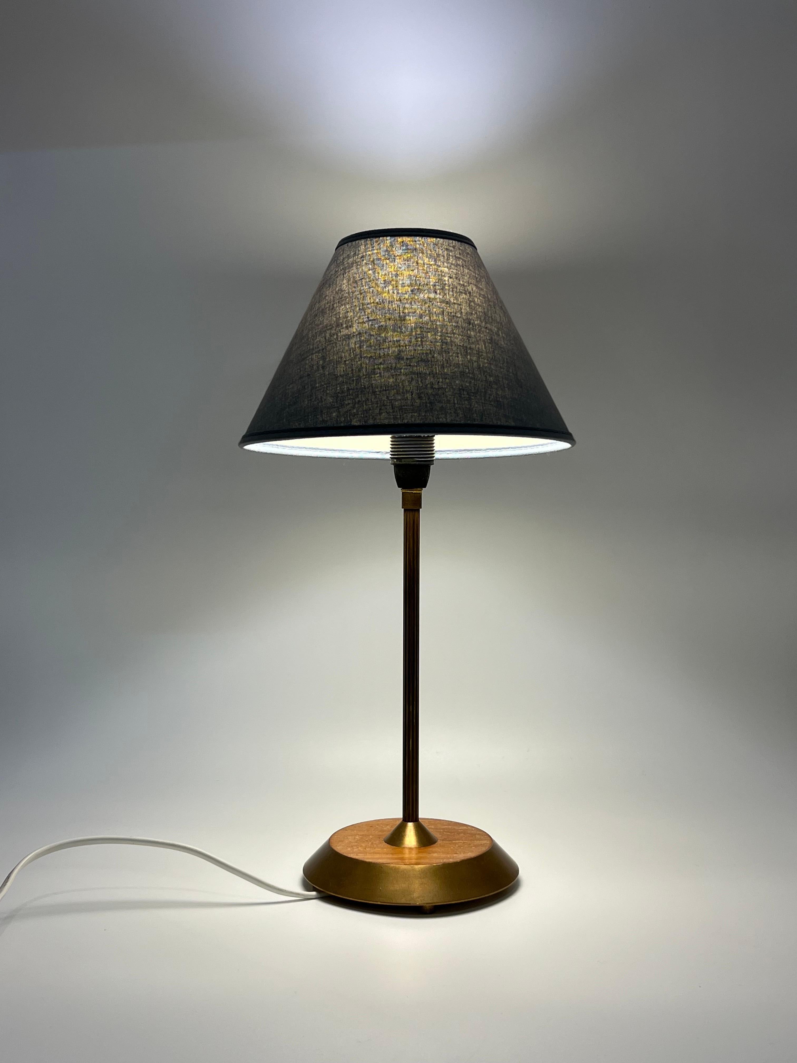Vintage Scandinavian Mid-Century Modern Table Lamp, expertly crafted from natural teak and solid brass.

Timeless elegance with intricate details. Designed in the 1960s, featuring a blend of Norwegian, Danish, and Swedish design