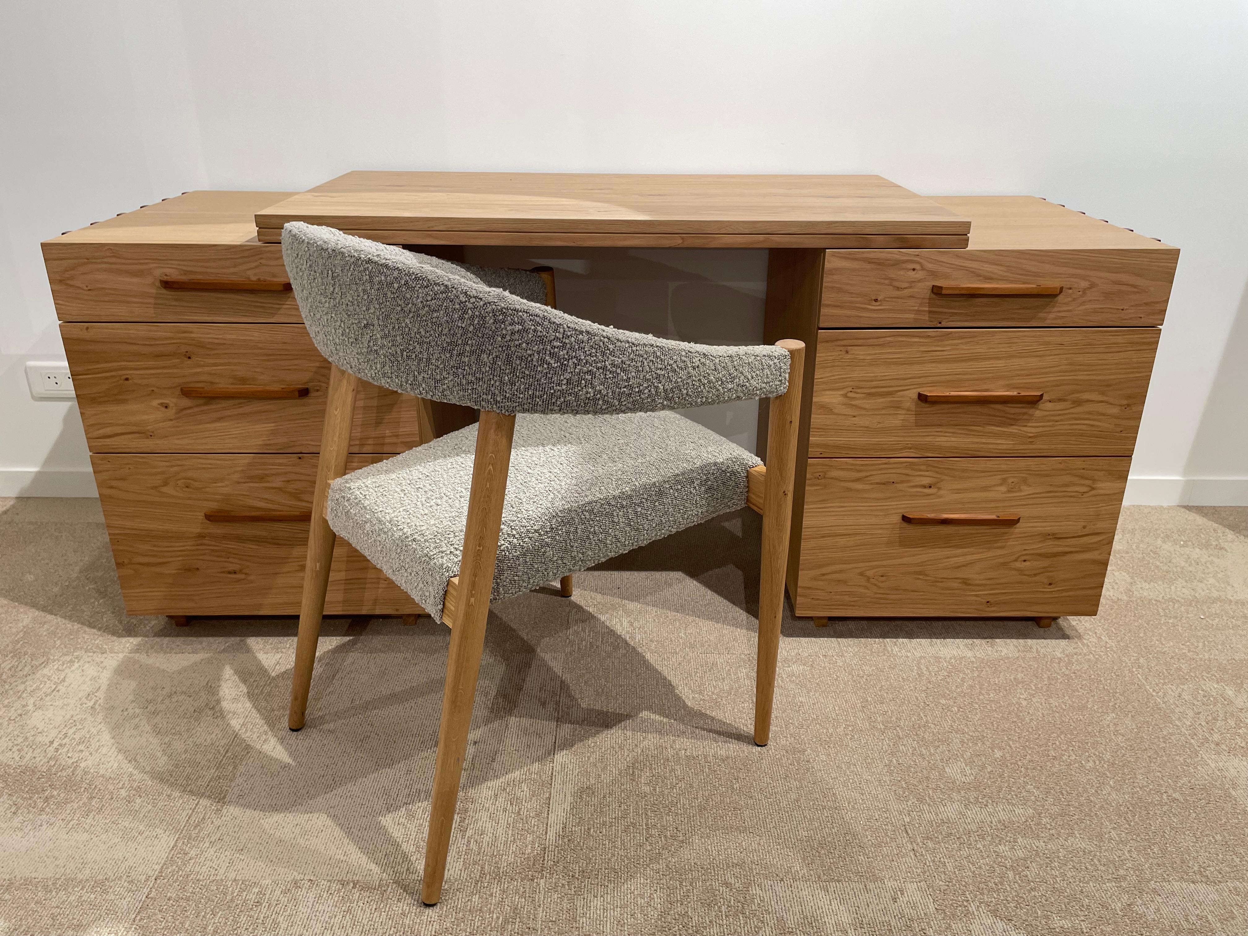Skandinavisches Design Massive Eiche und Leder Modularer Schreibtisch in einer Kommode 6