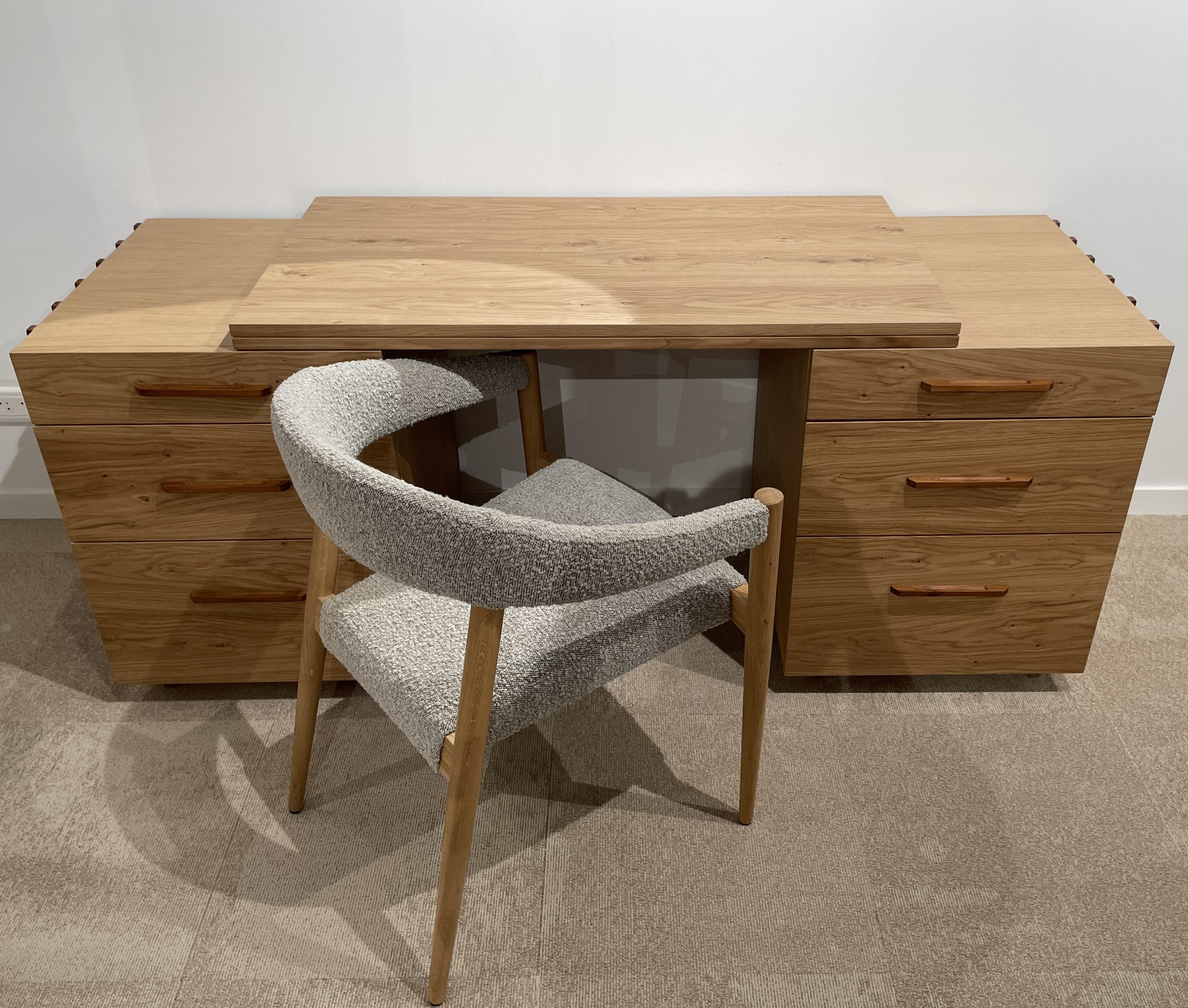 Skandinavisches Design Massive Eiche und Leder Modularer Schreibtisch in einer Kommode 8