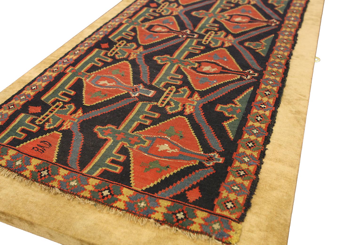 Das skandinavische Design Swedish Rollakan Textile ist ein einzigartiges und schönes Möbelstück, das jedem Raum einen Hauch von nordischem Stil verleiht. Er zeichnet sich durch ein kühnes Design mit schönen Farben aus, die jeden Raum aufhellen