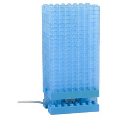 Design scandinavo. Lampada da tavolo in plastica blu chiaro. Fine del XX secolo.