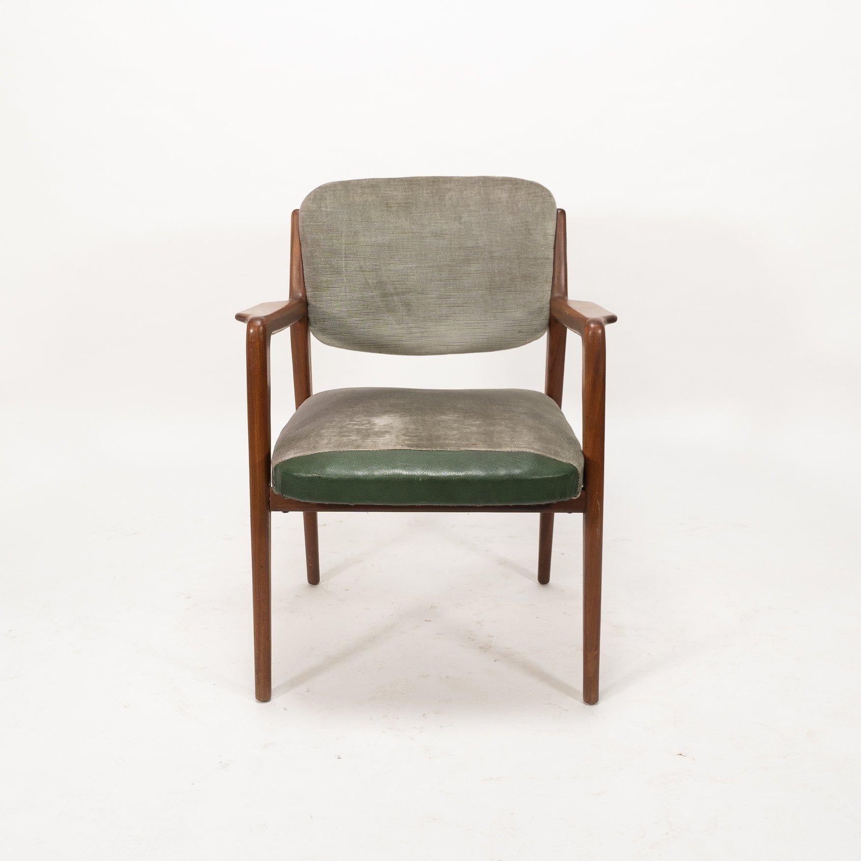 Teakholz-Sessel im skandinavischen Design
Sessel aus Teakholz mit Lederbezug an der Vorderseite und weich gefedertem Sitz.
Zusätzliche Messungen:
    - • Armhöhe - 66cm/25.98