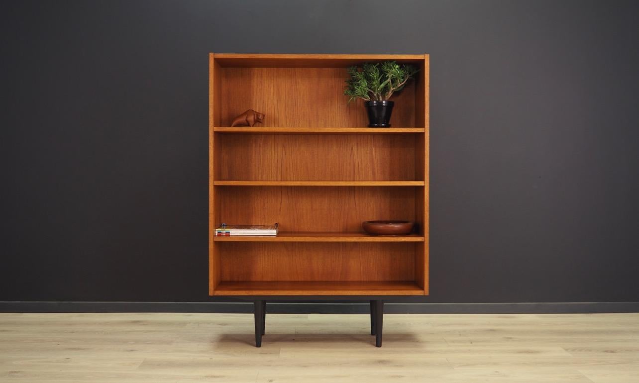 Minimalistic bookcase, library from the 1960s-1970s, Scandinavian design. Bookcase finished with teak veneer, with adjustable shelves. Preserved in good condition (minor scratches), directly for use.

Dimensions: Height 134.5 cm width 100 cm depth