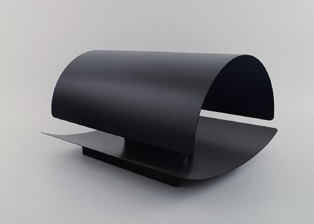 Design scandinave. Applique en métal laqué noir, années 1970.
Mesures : 30 x 25 cm.
Profondeur 17 cm.
En parfait état.