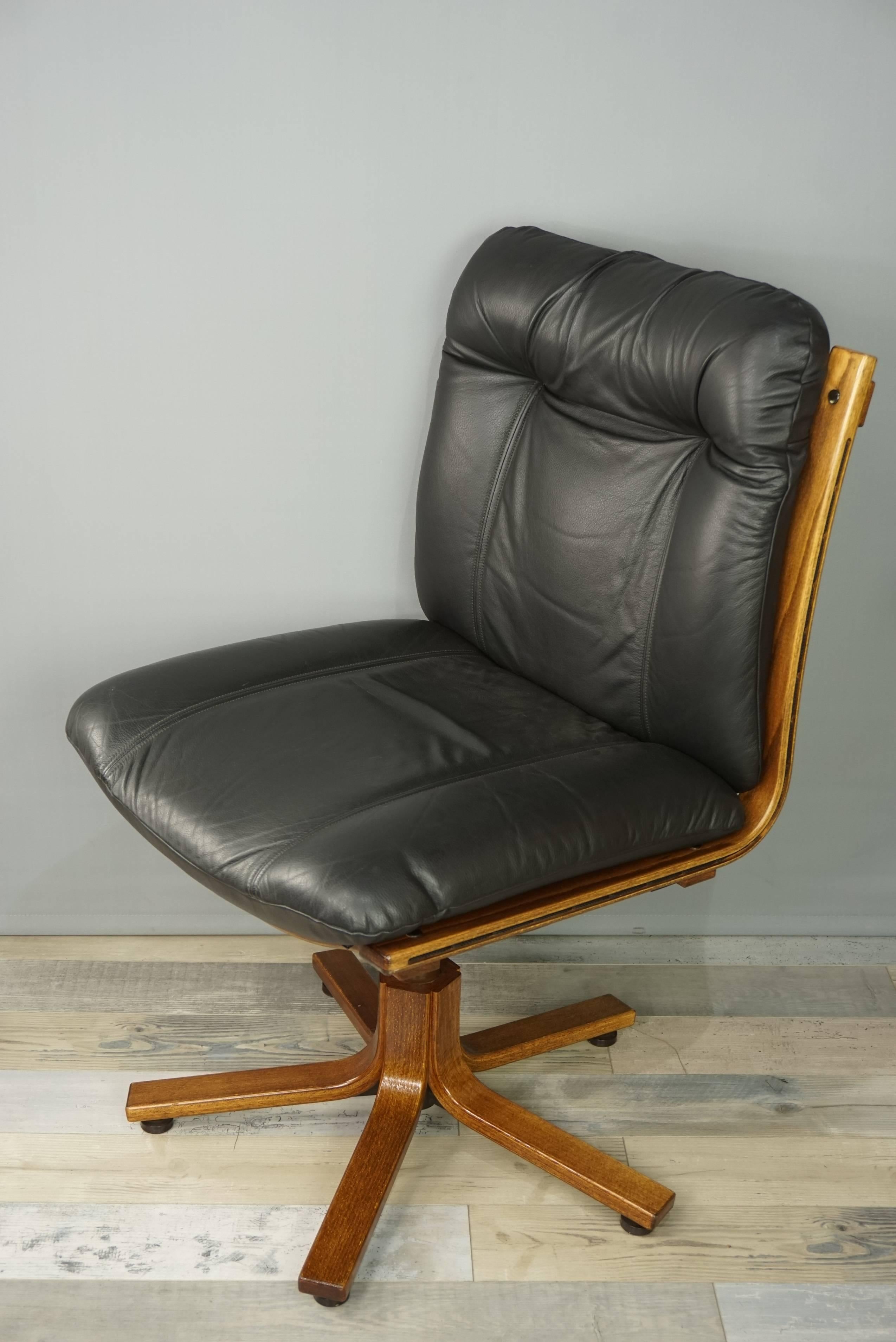 This practical and ergonomic office swivel chair (fixed height) of beautiful leather and wood, has a star system with a system allowing the shell to return to its place.