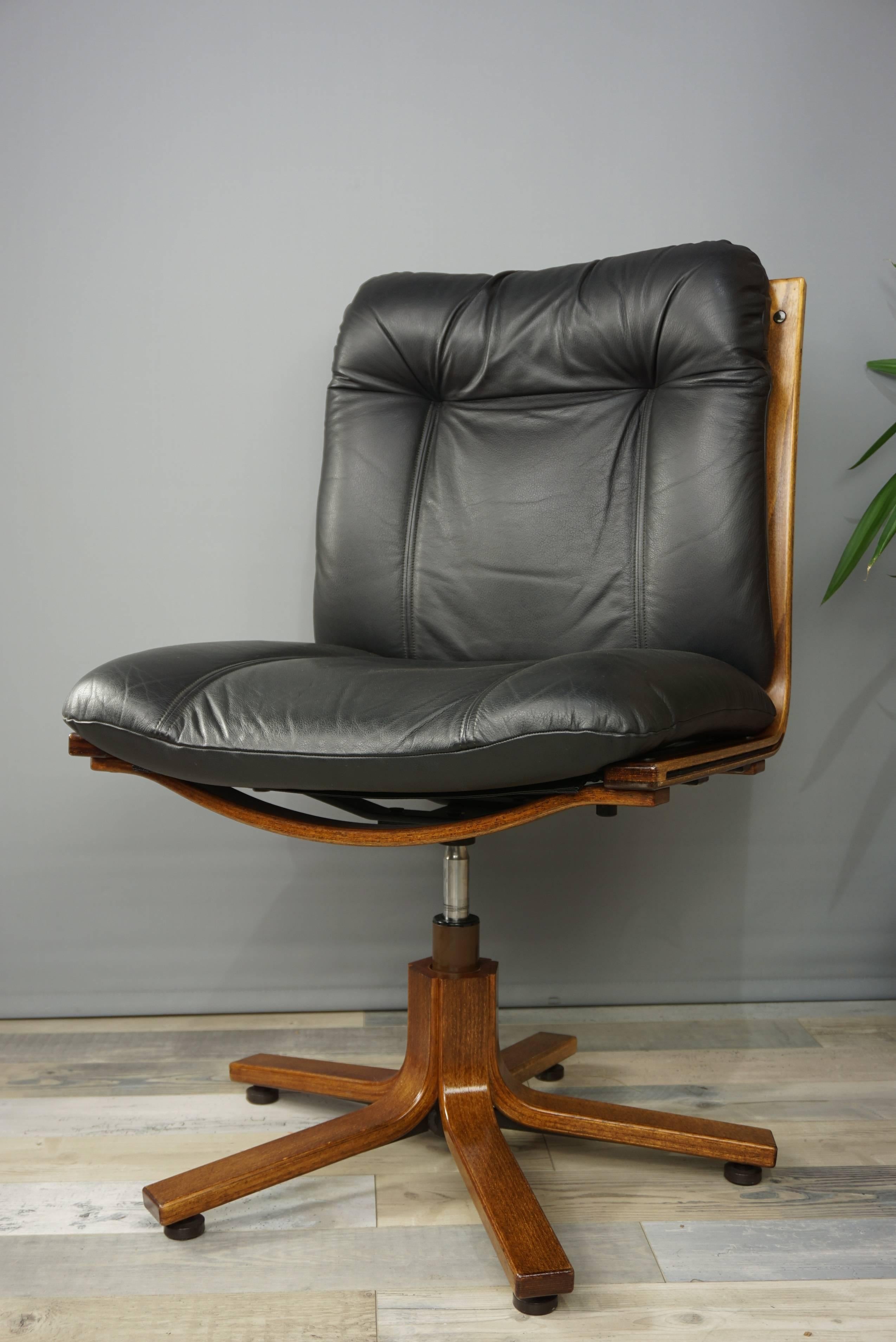 Scandinavian Design Wooden and Black Leather Swivel Office Armchair In Excellent Condition In Tourcoing, FR
