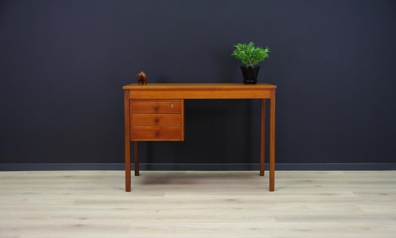 Writing desk from the 1960s-1970s, minimalist Danish design. Item veneered with teak. Front with three drawers. Preserved in good condition (small dings and scratches, no key) - directly for use.

Dimensions: Height 74 cm tabletop 104, 5 cm x 59,