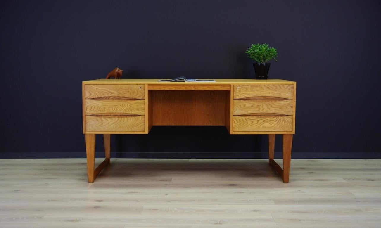 Extraordinary desk of the 1960s-1970s. Beautiful straight line - Scandinavian design with ash veneer. Six Practical drawers and bookshelves. Ash handles and legs. Key included. Desk in good condition (small scratches and dings are visible, veneer