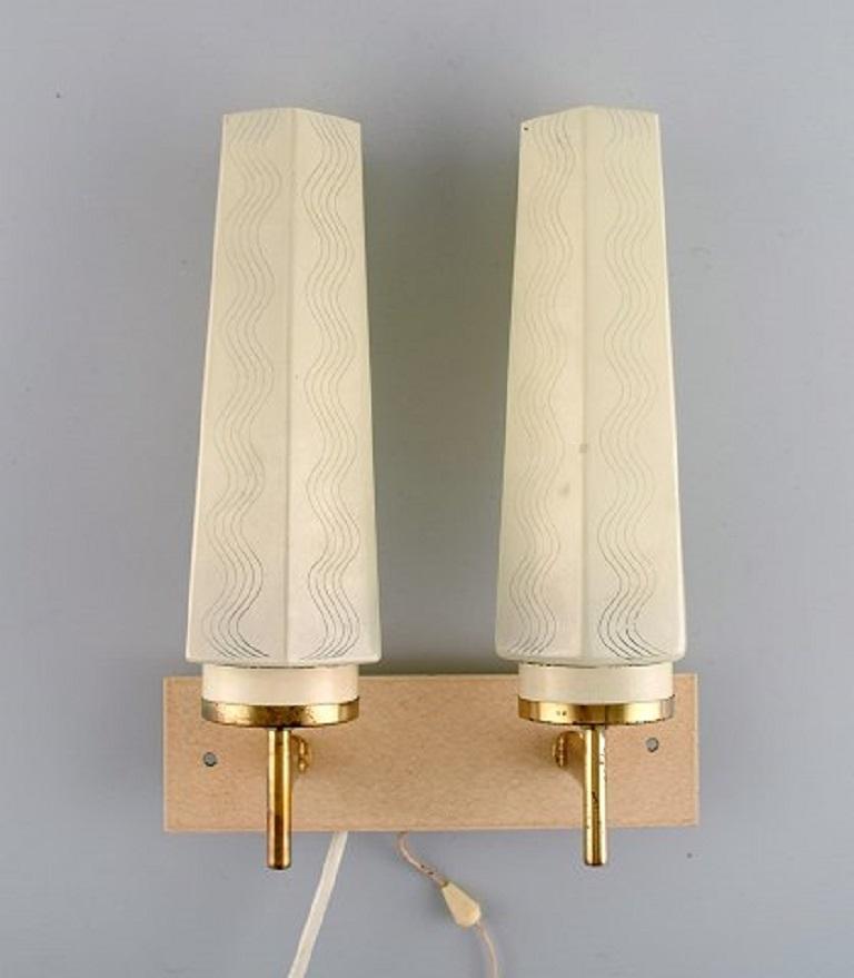 Skandinavische skandinavische Designerin, ein Paar Doppel-Wandlampen aus Messing mit Glasschirmen (20. Jahrhundert) im Angebot