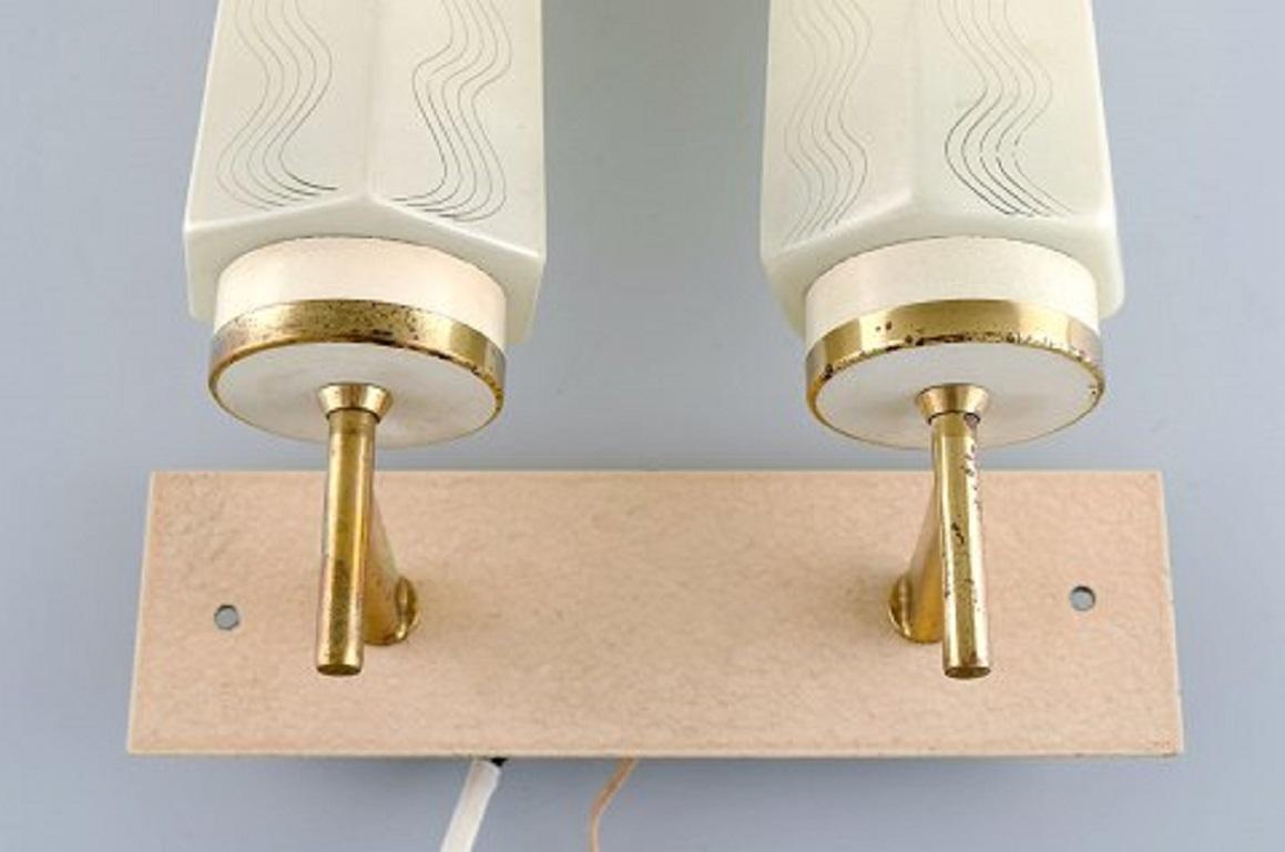 Skandinavische skandinavische Designerin, ein Paar Doppel-Wandlampen aus Messing mit Glasschirmen im Angebot 2