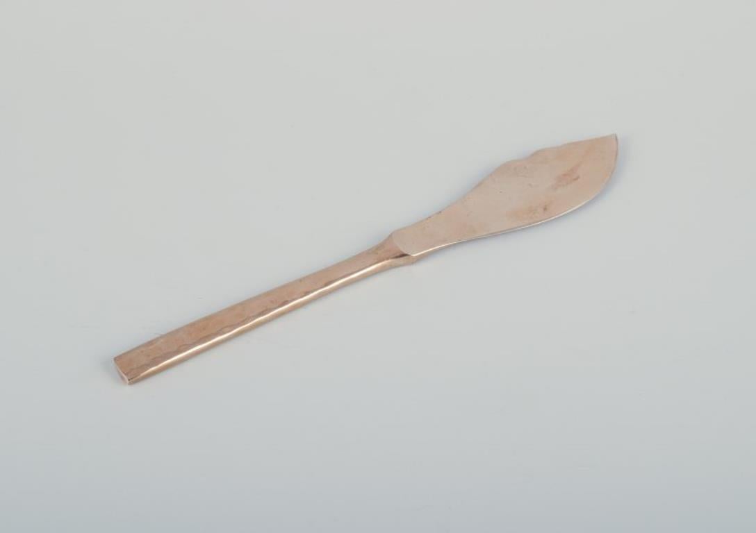 Scandinavian designer. Complete twelve-person fish service consisting of twelve fish knives and twelve fish forks in handcrafted hammered brass. High-quality craftsmanship.
Approximately from the 1970s.
In perfect condition.
Knife: 20.0 cm.
Fork: