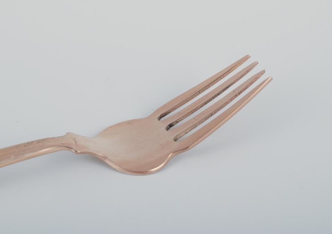 Hammered Scandinavian designer. Complete twelve-person fish service in hammered brass. For Sale