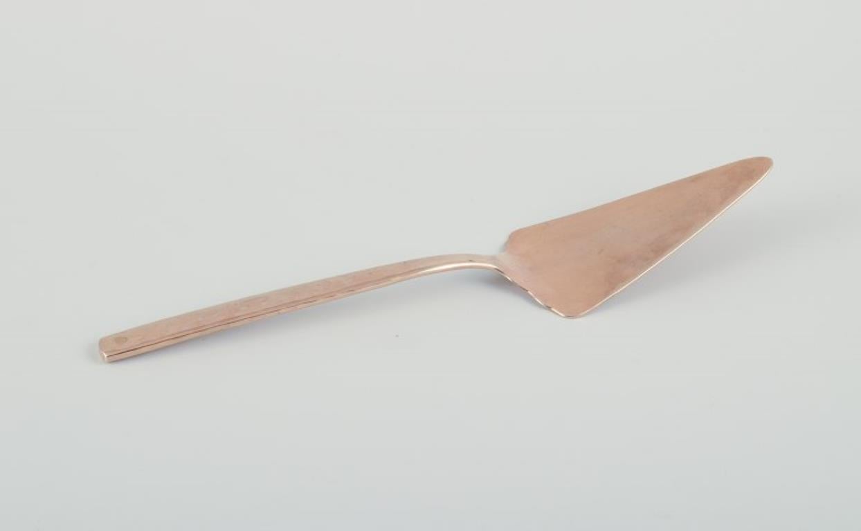 Design/One. Cinq pièces de service comprenant une cuillère à sauce, deux grandes cuillères de service, une cuillère à confiture et un couteau à beurre en laiton martelé fait main. Fabrication de haute qualité.
Datant approximativement des années