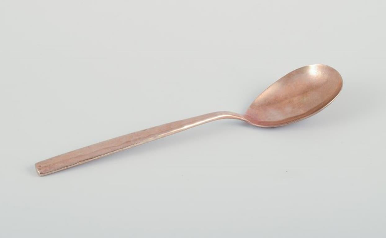 Scandinave Design/One. Cinq Pieces de service en laiton Hammer. en vente