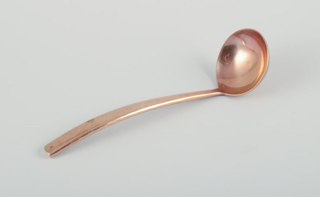 Martelé Design/One. Cinq Pieces de service en laiton Hammer. en vente