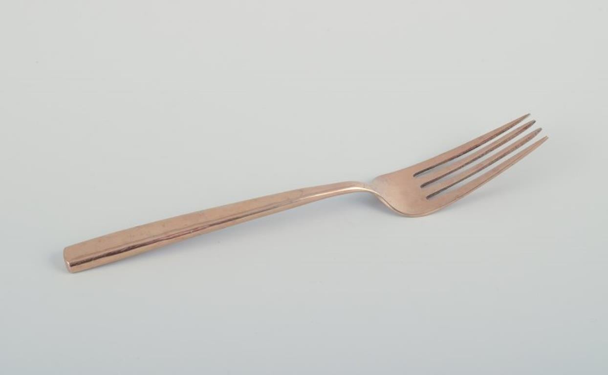 Design/One. Grand service complet pour six personnes en laiton martelé artisanal. Fabrication de haute qualité.
48 pièces comprenant six fourchettes, six couteaux, six cuillères à soupe, six cuillères à dessert, six cuillères à café, six cuillères à