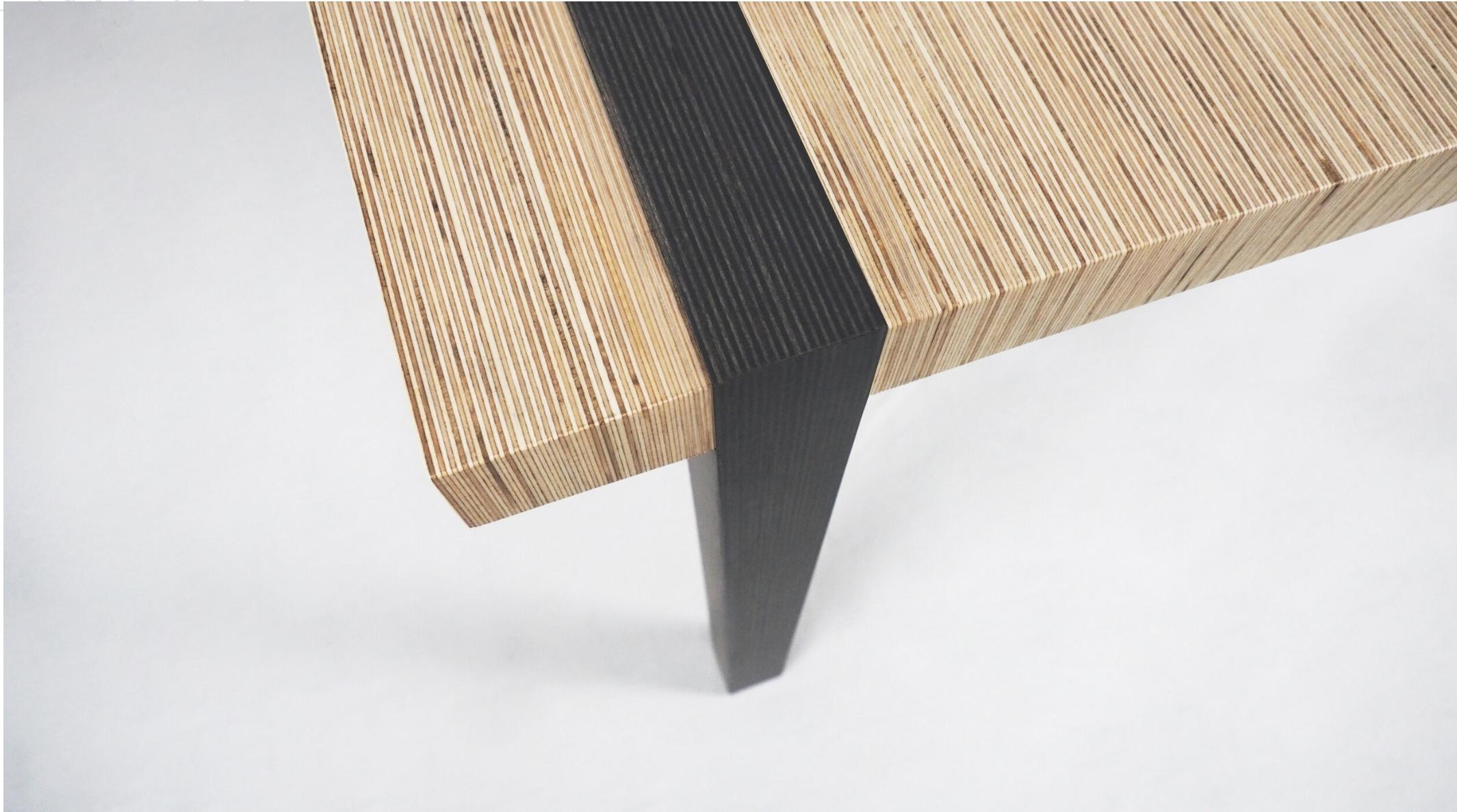 Skandinavischer Designer-Couchtisch aus Naturholz und schwarzem Holz im Angebot 1