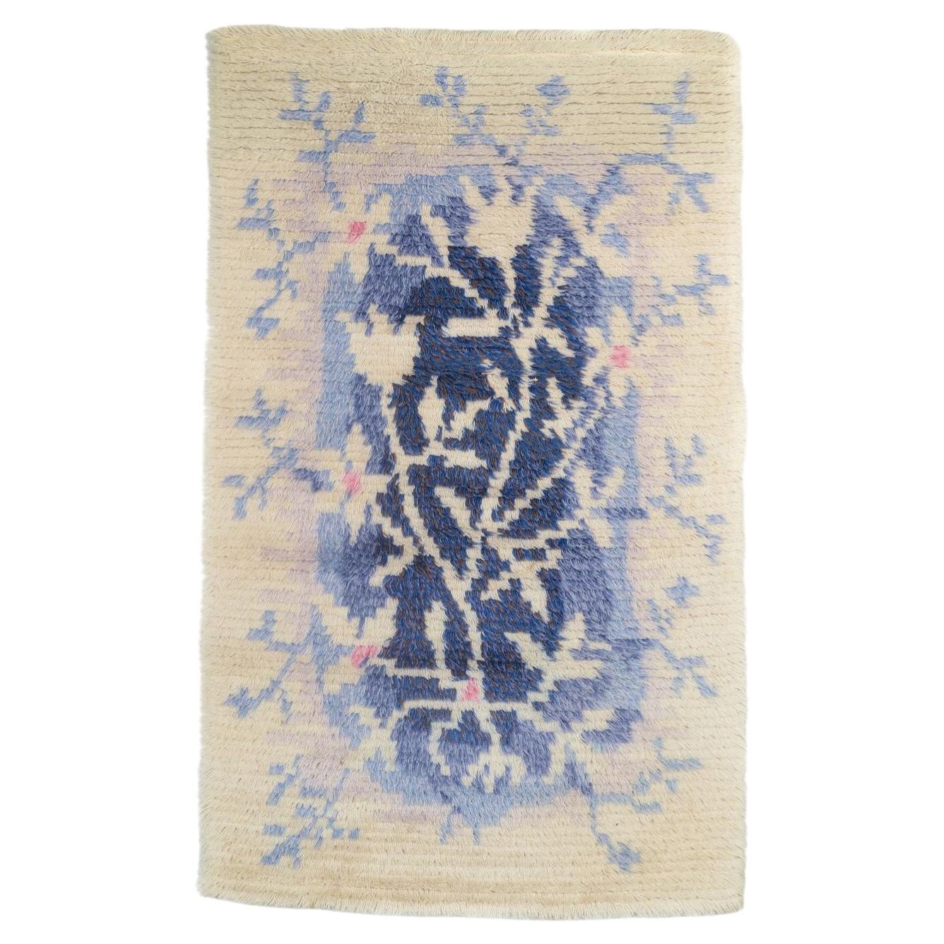 Scandinavian designer. Rya carpet in wool with floral-inspired motif. 1960/70s