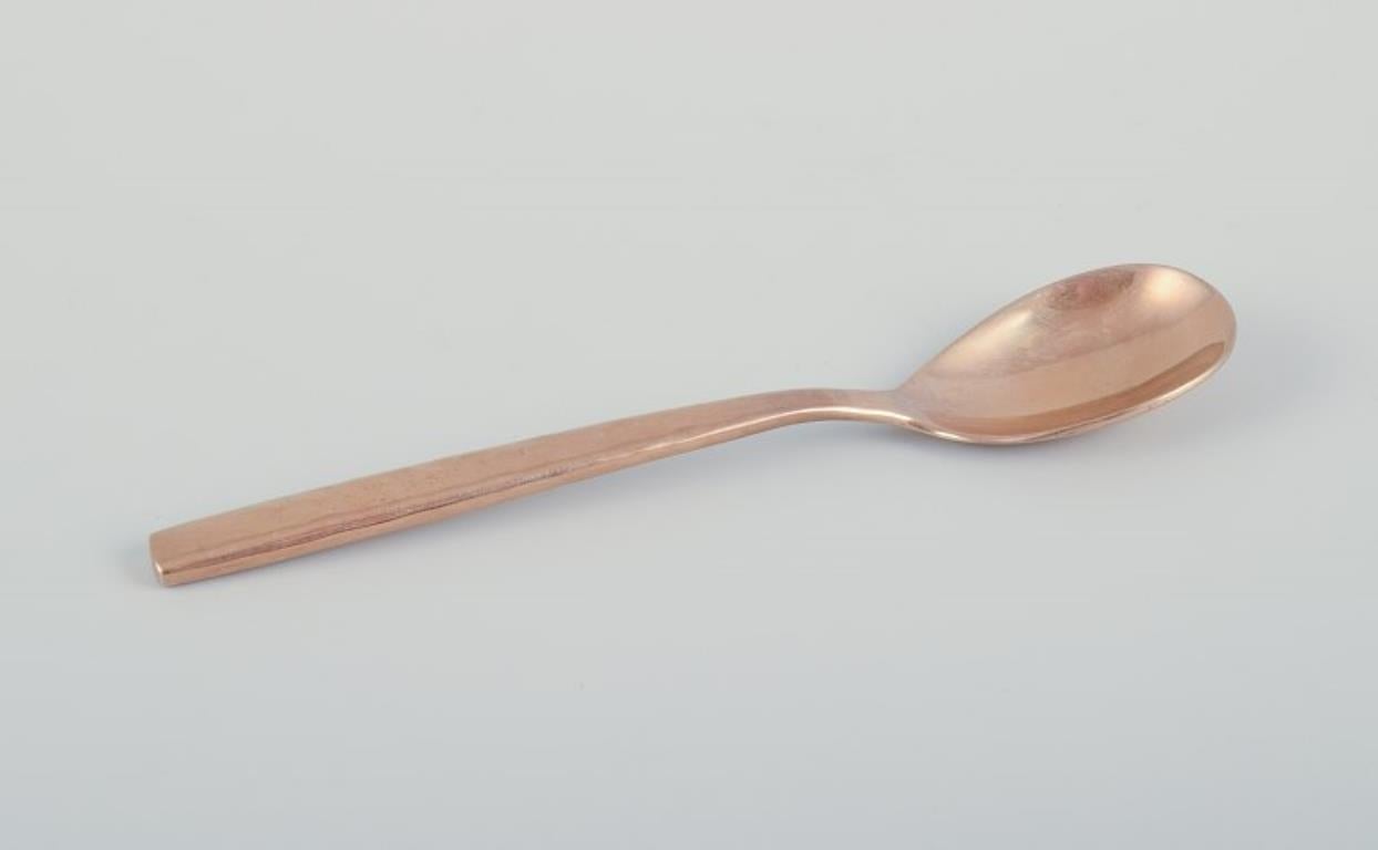 Design/One. Un ensemble de onze cuillères à café en laiton martelé fabriqué à la main. Fabrication de haute qualité.
Datant approximativement des années 1970.
En parfait état.
Dimensions : L 12,4 cm : I.L.A. 12,4 cm.