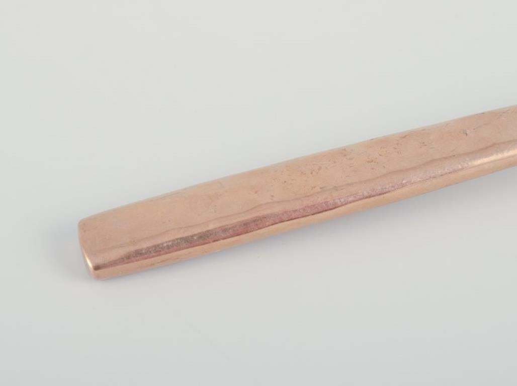 Scandinave moderne Design/One. Ensemble de onze cuillères à café en laiton martelé. en vente