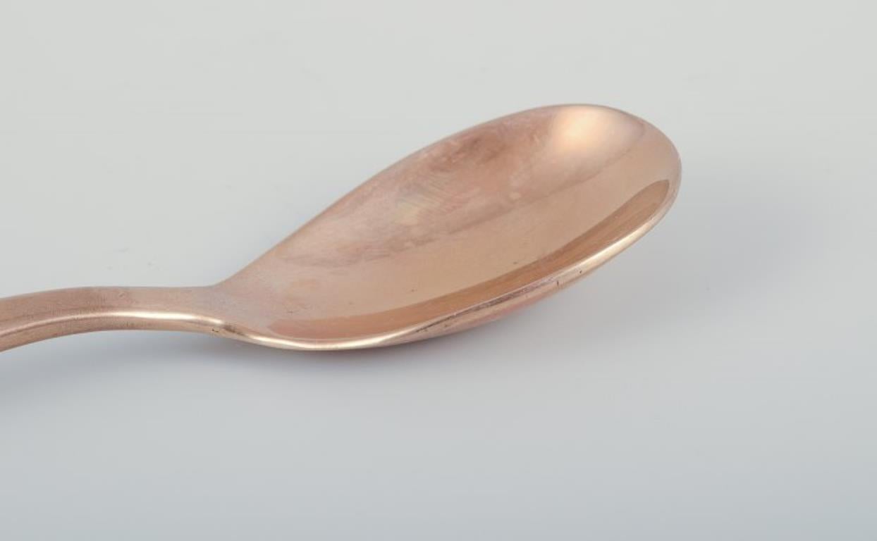 Scandinave Design/One. Ensemble de onze cuillères à café en laiton martelé. en vente