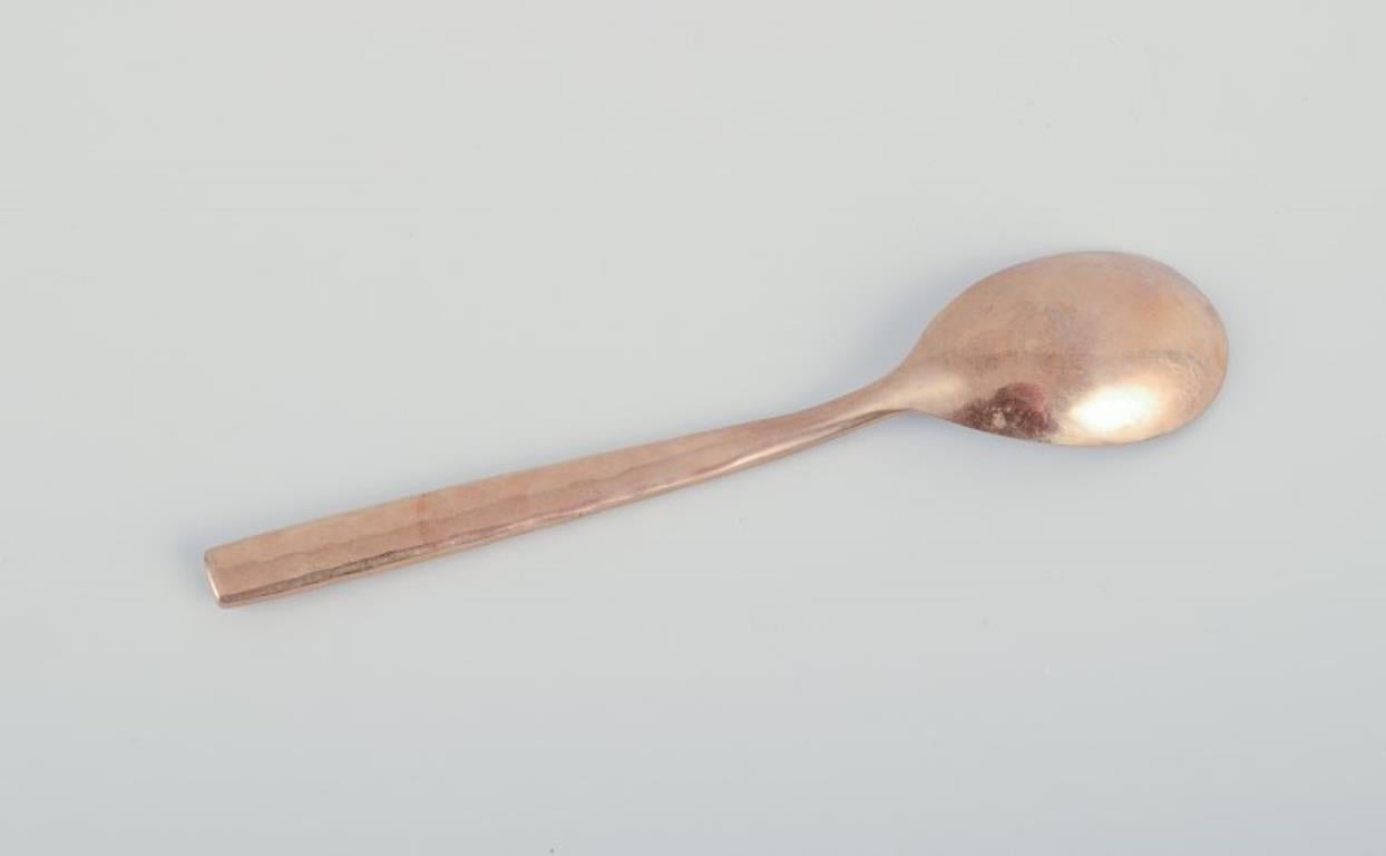 Martelé Design/One. Ensemble de onze cuillères à café en laiton martelé. en vente