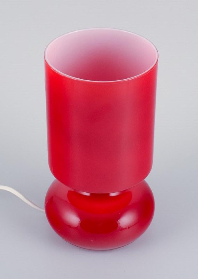 Scandinavian designer, table lamp in burgundy glass.
Late 1900s.
Dimensions: H 25.0 x D 13.0 cm.
Wire approx. 200 cm. with switch.