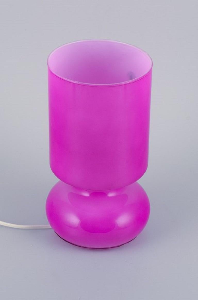 Scandinavian designer, table lamp in pink glass.
Late 1900s.
Handmade.
Dimensions: H 25 x D 13.0 cm.
Wire approx. 200 cm. with switch.