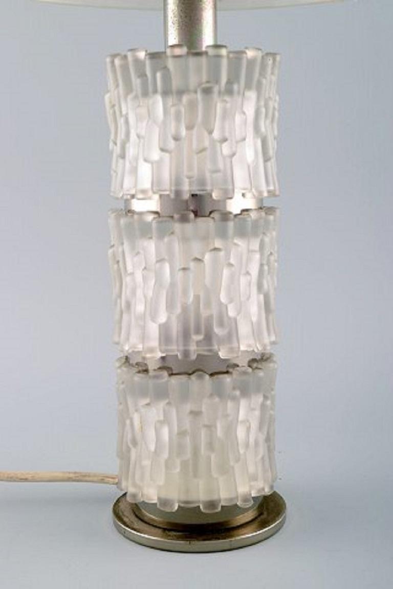 Scandinavian designer table lamp in steel and art glass, mid-20th century.
Measures: 30 x 9 cm (ex socket).
In very good condition.
