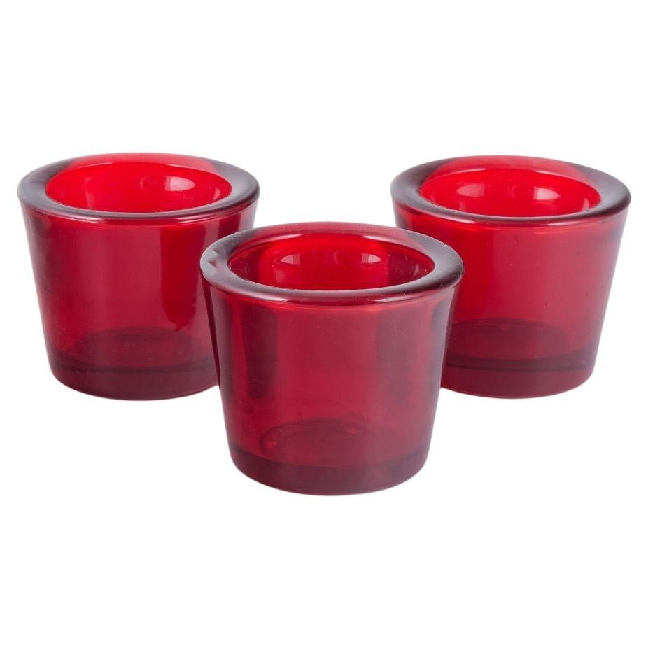 Skandinavischer Designer. Drei Teelichthalter aus rotem Glas. Ende 20. Jh. im Angebot