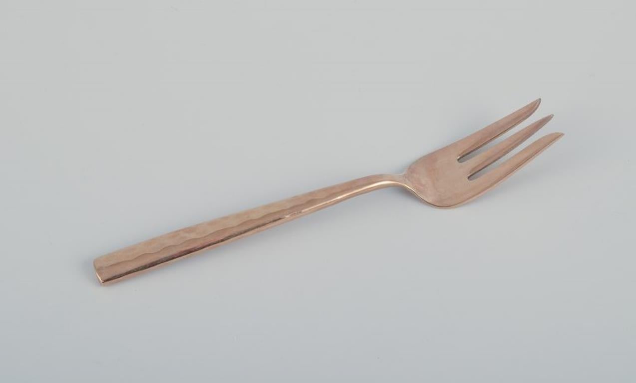 Scandinavian designer. Twelve-person cheese service in handcrafted hammered brass. High-quality craftsmanship.
A total of 14 pieces consisting of twelve cheese forks, one long fork, and one cheese knife.
Approximately from the 1970s.
In perfect