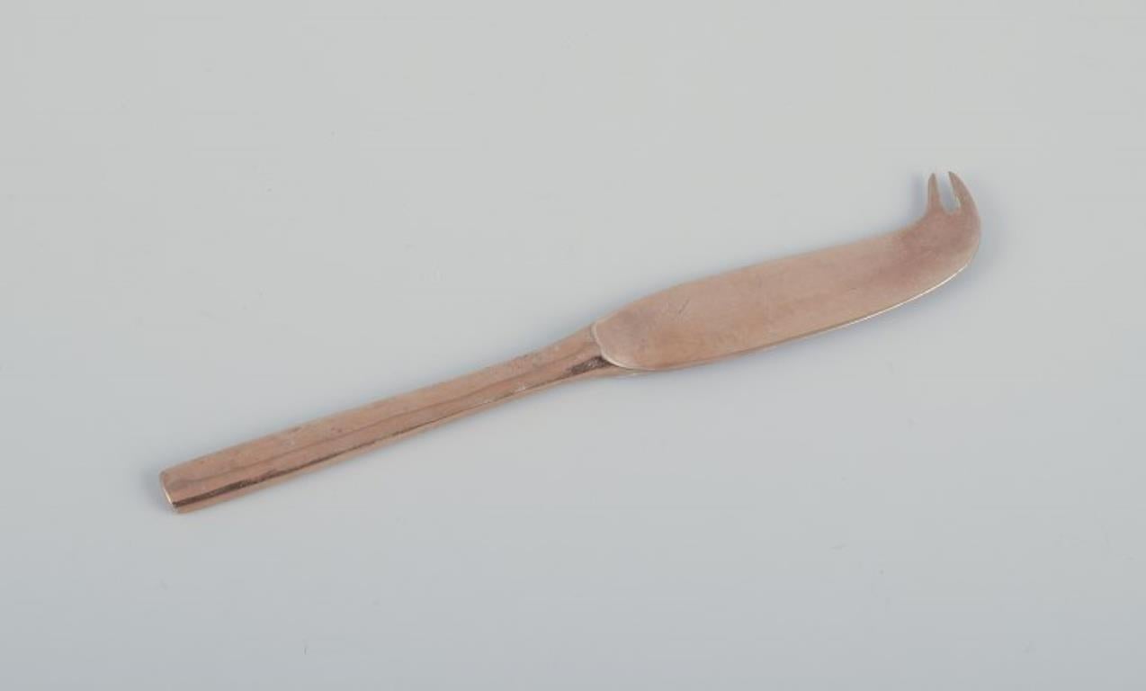 Scandinavian Modern Scandinavian designer. Twelve-person cheese service in hammered brass For Sale