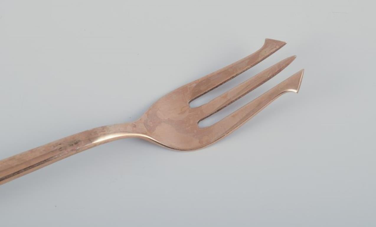 Scandinavian designer. Twelve-person cheese service in hammered brass In Excellent Condition For Sale In Copenhagen, DK