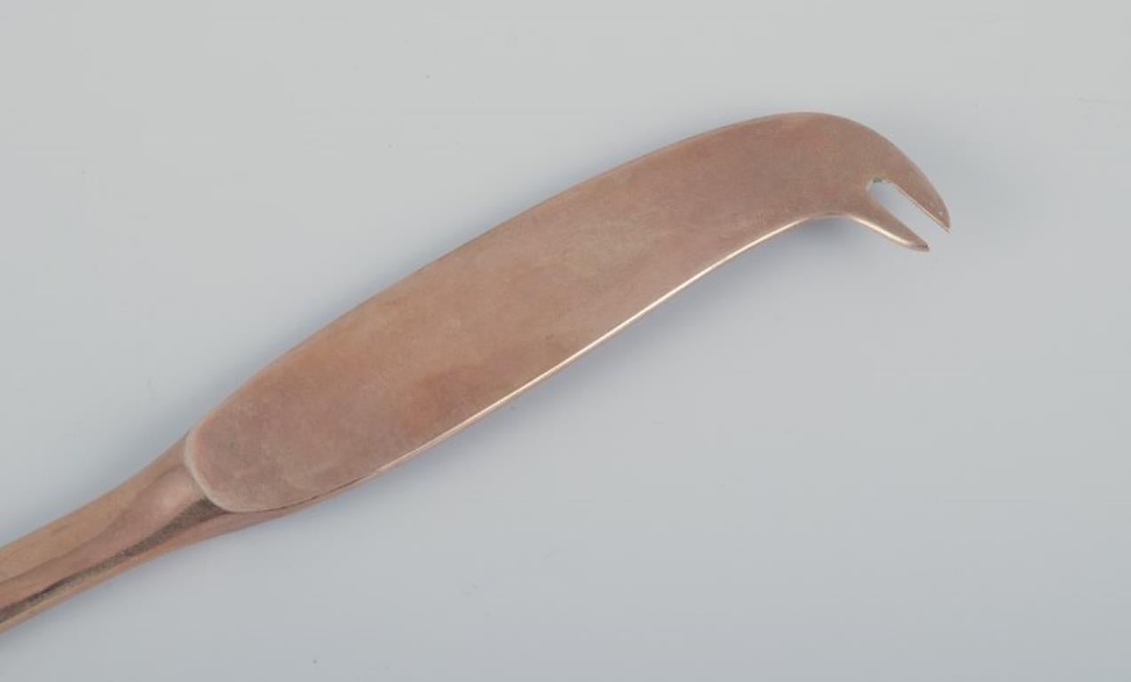 Late 20th Century Scandinavian designer. Twelve-person cheese service in hammered brass For Sale