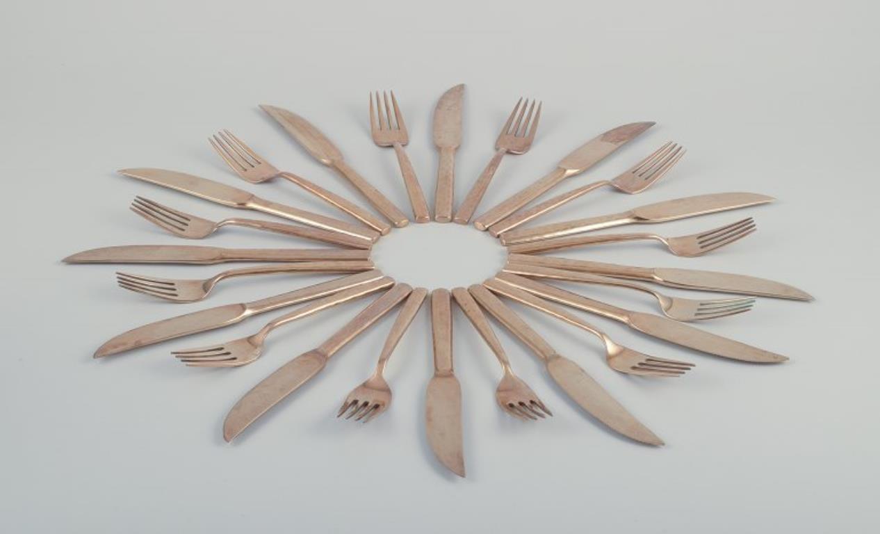 Scandinavian designer. Twelve-person dinner service consisting of twelve dinner knives and twelve dinner forks in handcrafted hammered brass. 
High-quality craftsmanship.
Approximately from the 1970s.
In perfect condition.
Dinner knives: L 21.0