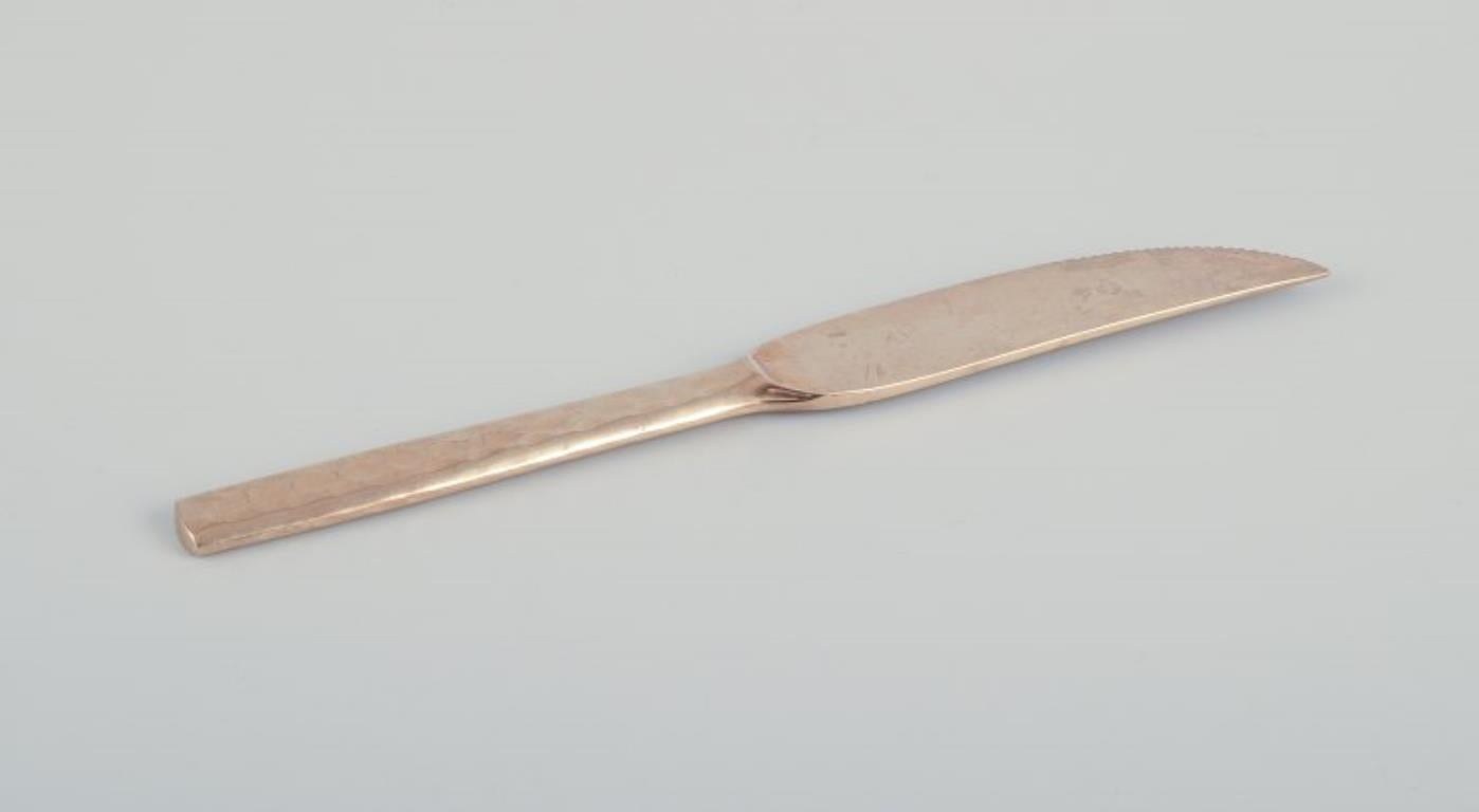 Scandinavian designer. Twelve-person dinner service in hammered brass. In Excellent Condition For Sale In Copenhagen, DK