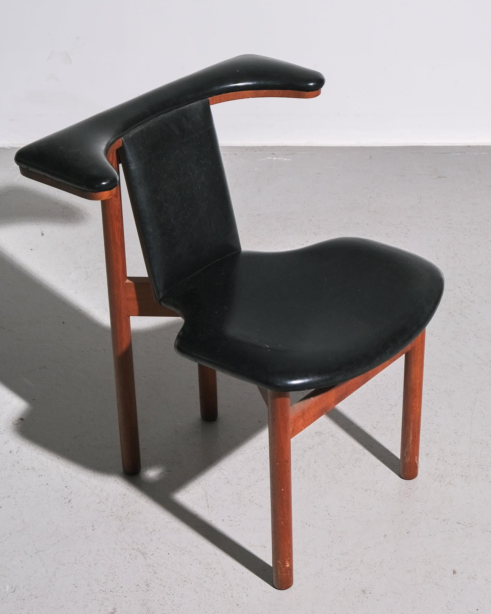 Dieser dänische Schreibtischstuhl aus den 1960er Jahren ist ein eindrucksvolles Beispiel für das skandinavische Design der Mitte des Jahrhunderts, das praktische Funktionalität mit eleganter Handwerkskunst verbindet. Der mit einem Teakholzrahmen