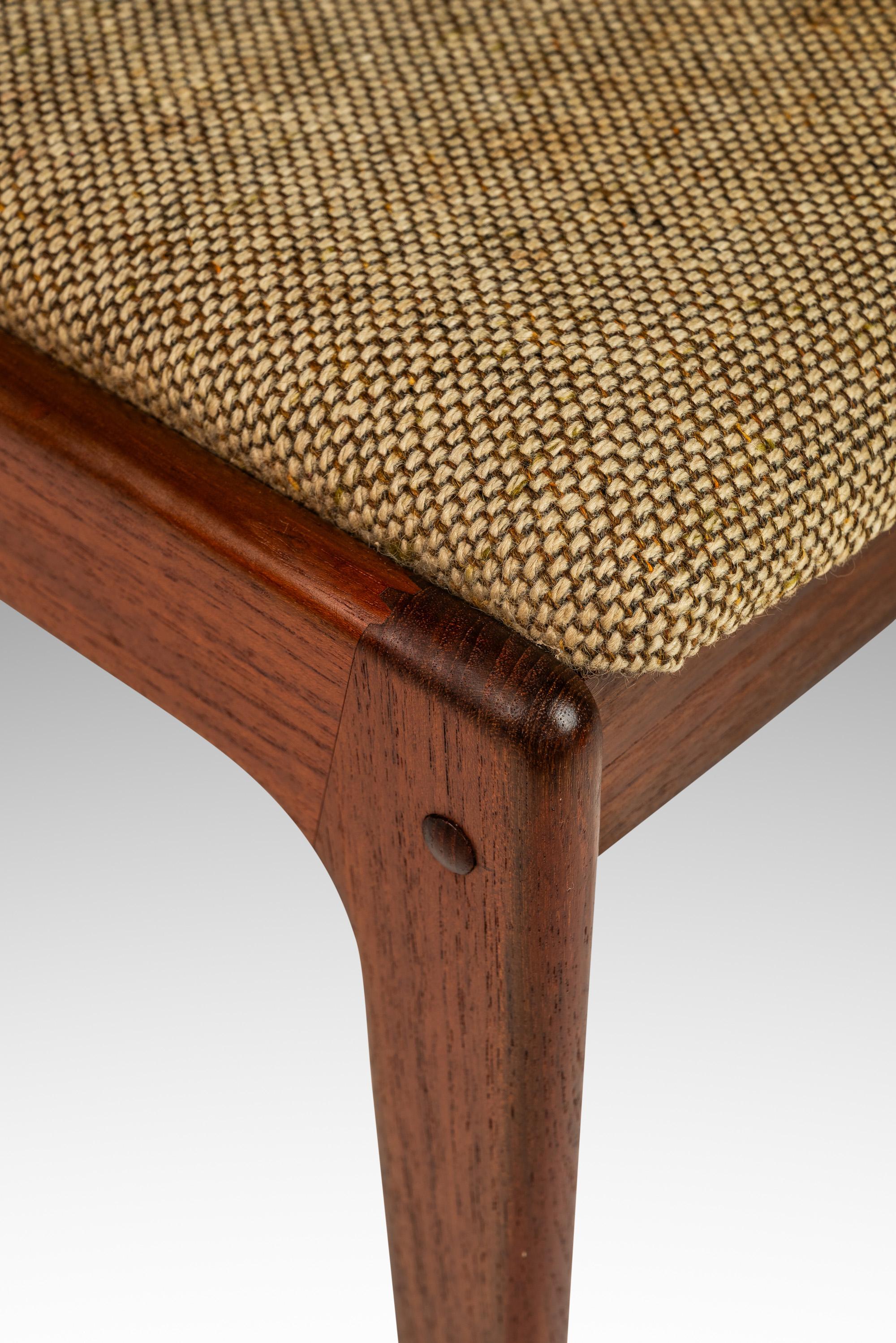 Sedia da scrivania scandinava in teak massiccio e tessuto originale di C.A.I.C., anni '70 circa. in vendita 8