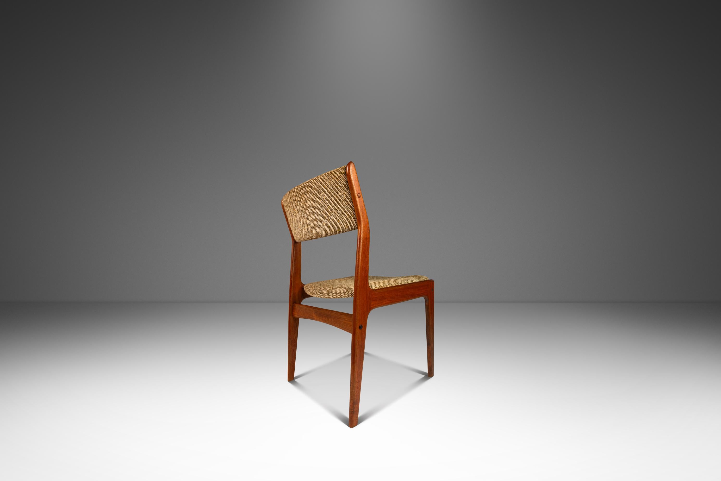 Ti presentiamo un'elegante poltrona prodotta da D-Scan a metà degli anni Settanta. In condizioni vintage originali al 100%, questa sedia presenta linee aggraziate, intricate giunture a pettine ed eccezionali venature del legno massiccio di teak
