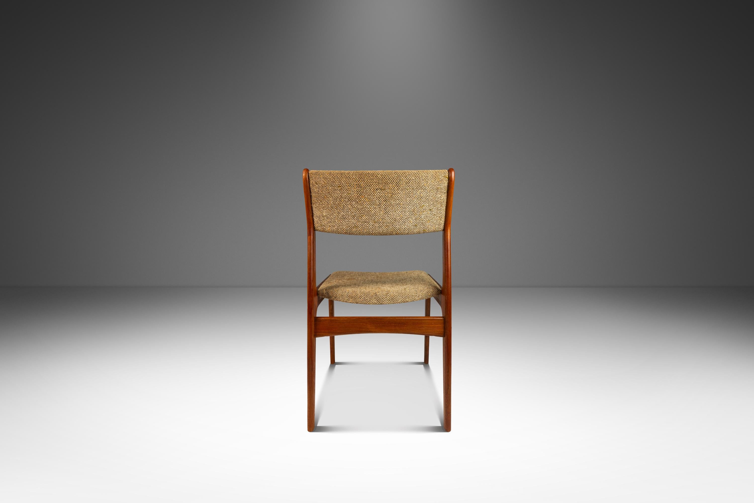 Scandinavo moderno Sedia da scrivania scandinava in teak massiccio e tessuto originale di C.A.I.C., anni '70 circa. in vendita