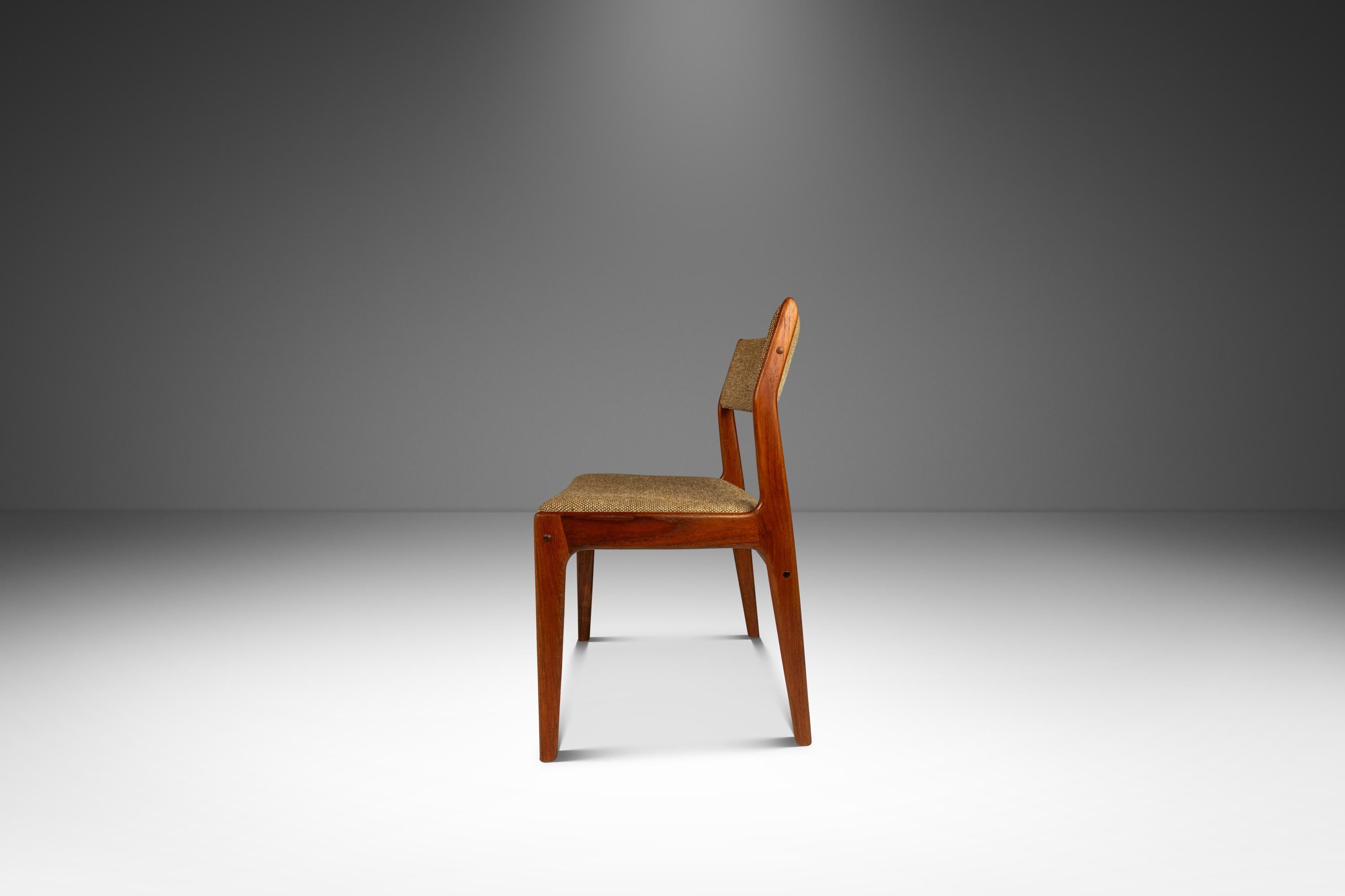 Thailandese Sedia da scrivania scandinava in teak massiccio e tessuto originale di C.A.I.C., anni '70 circa. in vendita