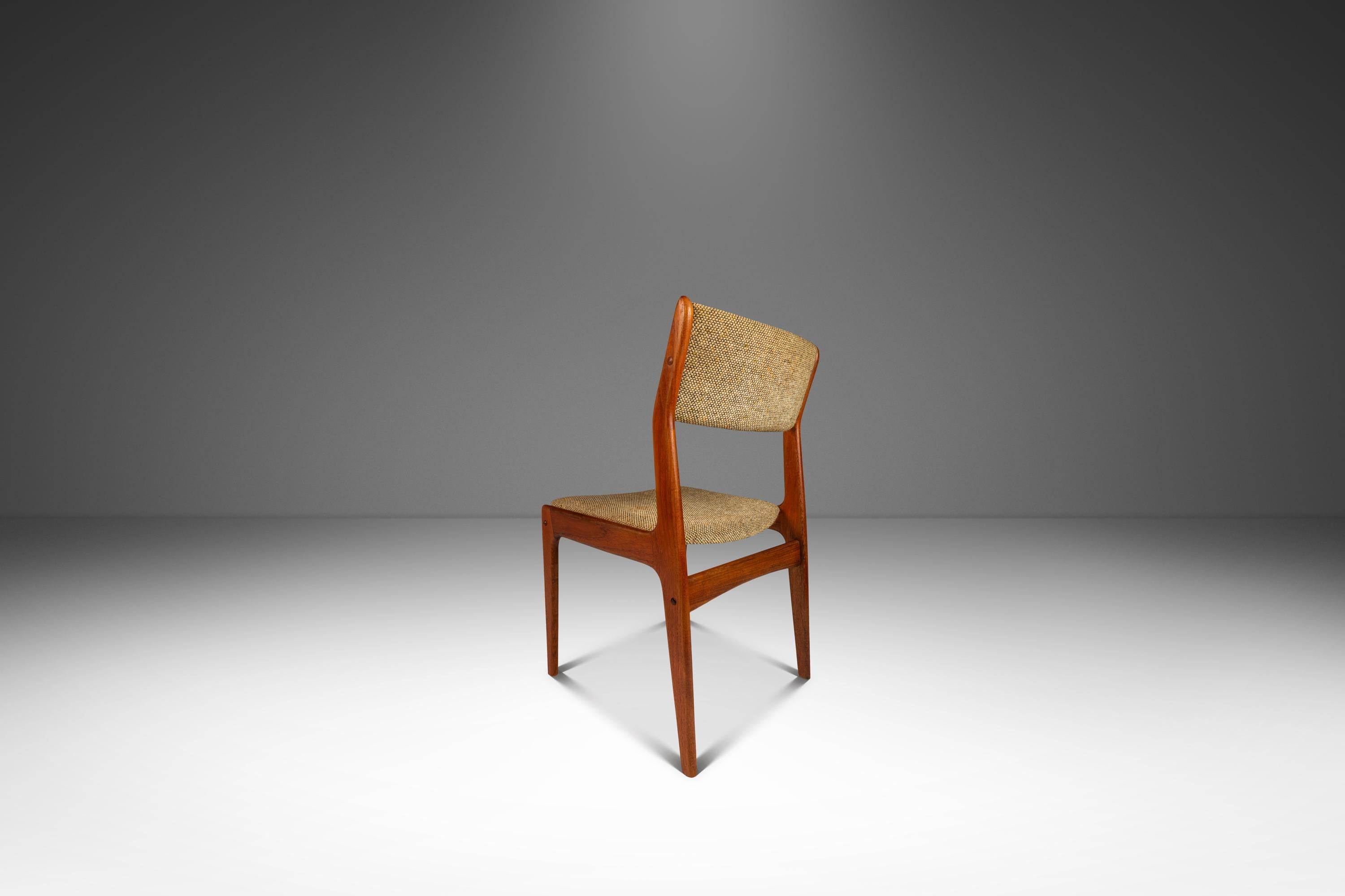 Sedia da scrivania scandinava in teak massiccio e tessuto originale di C.A.I.C., anni '70 circa. In condizioni buone in vendita a Deland, FL
