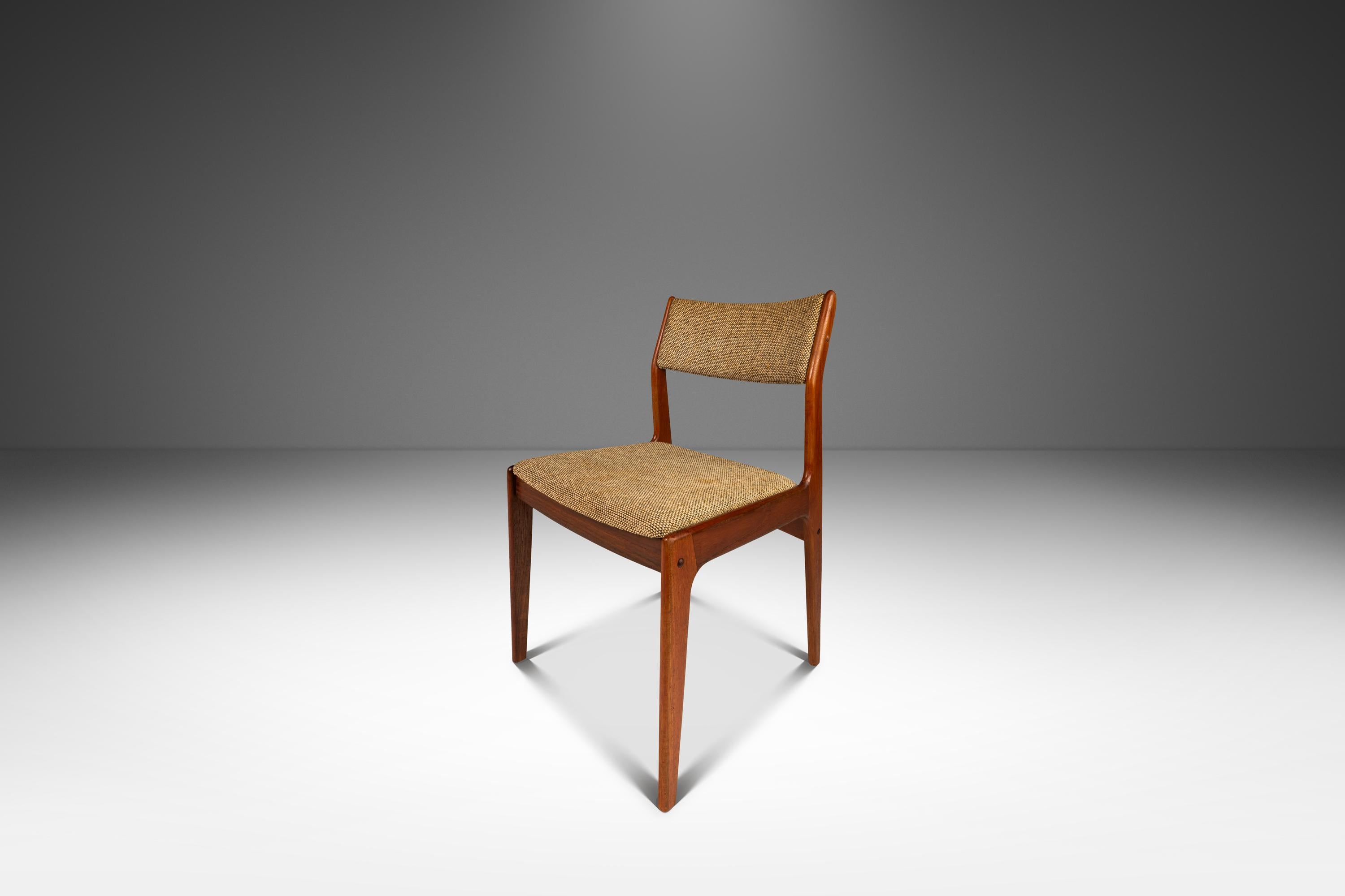Fine XX secolo Sedia da scrivania scandinava in teak massiccio e tessuto originale di C.A.I.C., anni '70 circa. in vendita