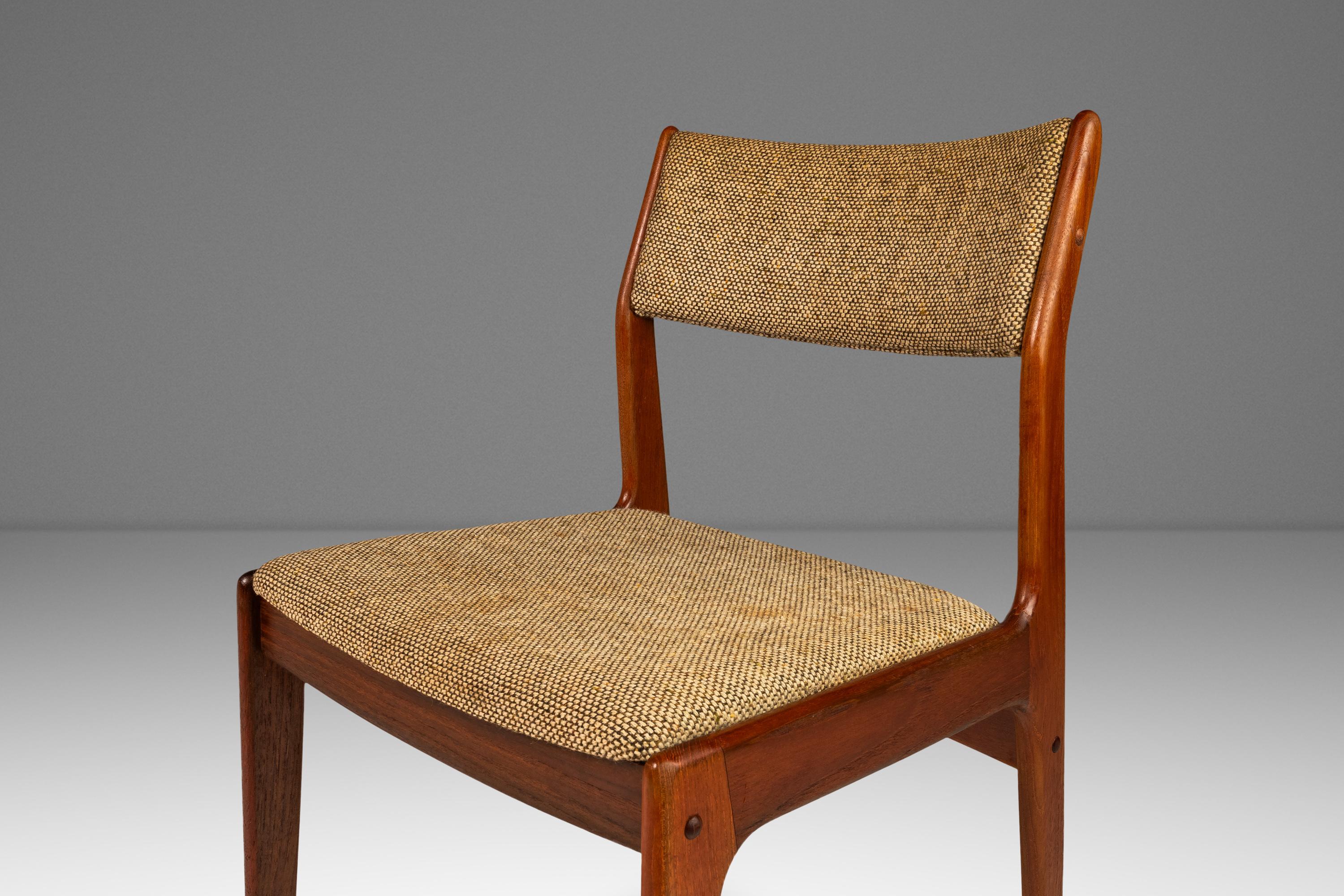Sedia da scrivania scandinava in teak massiccio e tessuto originale di C.A.I.C., anni '70 circa. in vendita 2