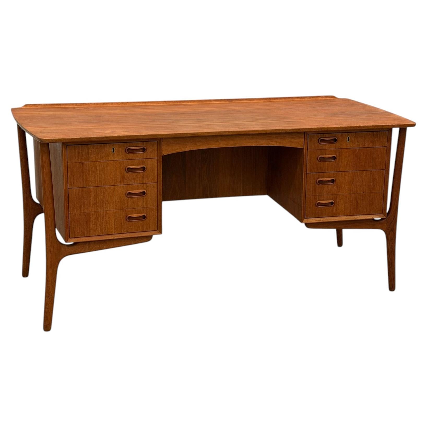 Bureau scandinave conçu par Svend Aage Madsen et fabriqué par HP Hansen.