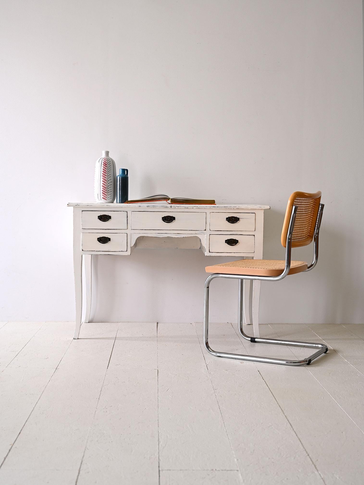 Weißer Schreibtisch aus den 1940er Jahren mit Metallgriffen.

Weißer Schreibtisch im Art-Déco-Stil mit dunkelfarbigen Metallgriffen. Dieser originelle Büroschreibtisch im Vintage-Stil verfügt über eine große Arbeitsfläche mit leicht geschwungenen,