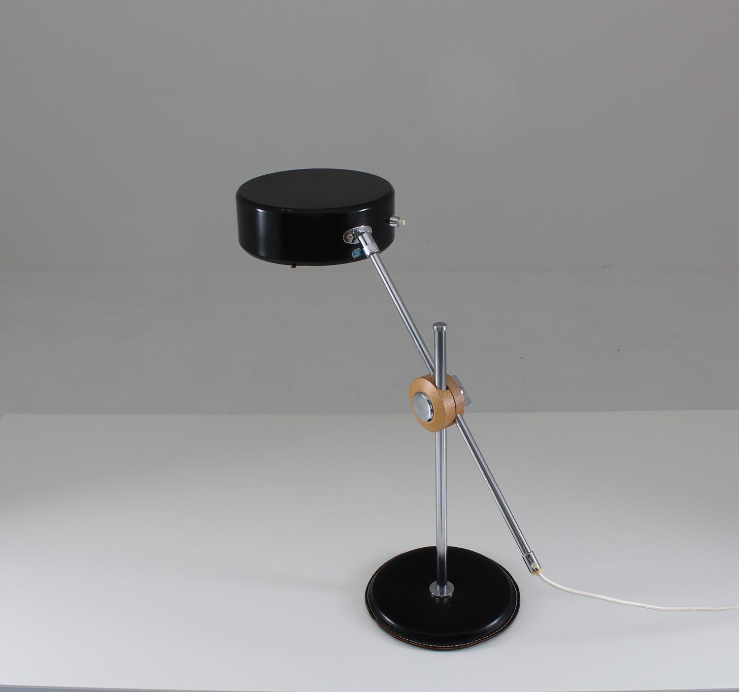 Desk lamp model 781 by Anders Pehrsons for Ateljé Lyktan.
This lamp was designed in the early 1970s, known for being used at the Olympic games in Münich 1972.
It is adjustable in any direction and features two light sources that can be lit