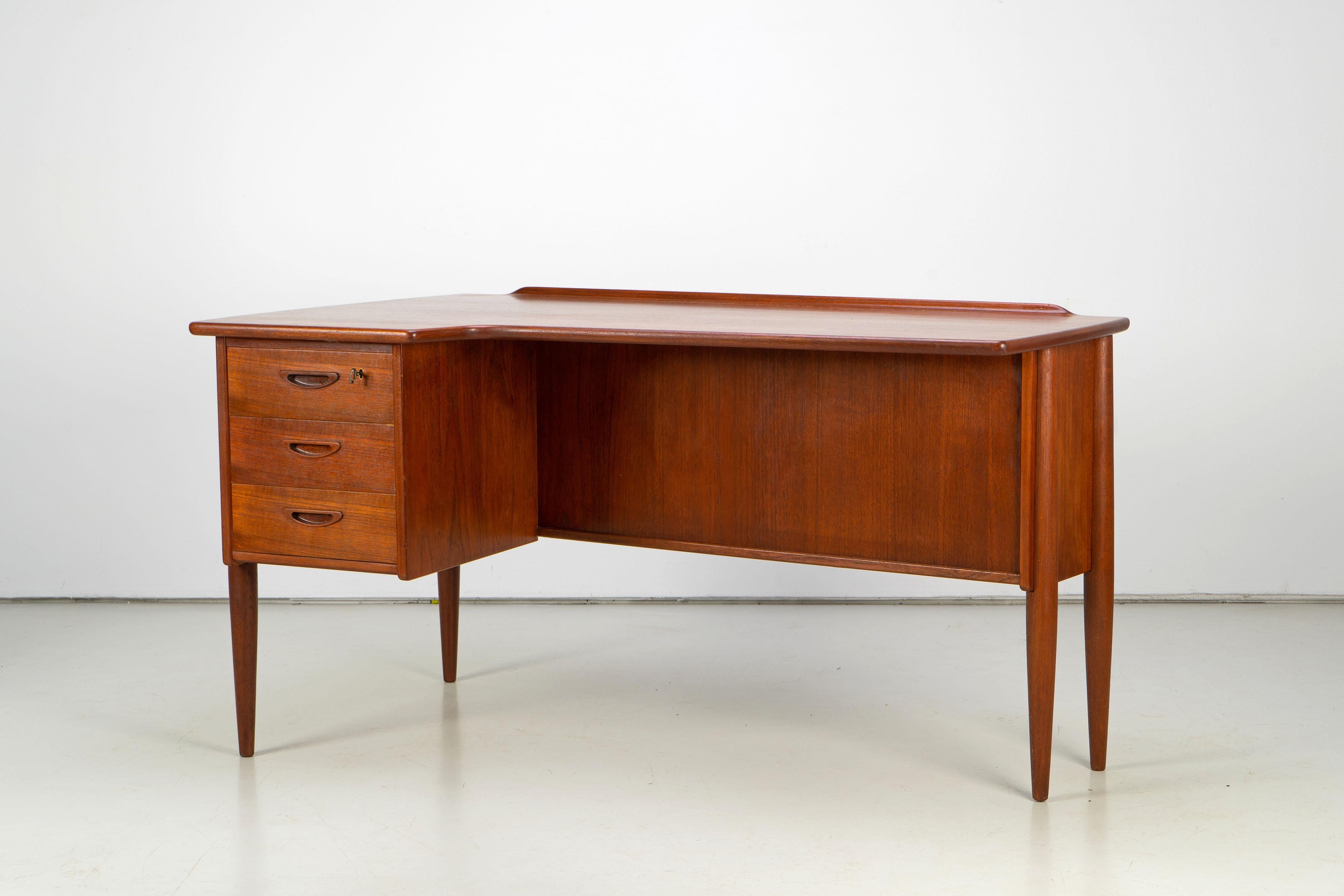 Scandinavian Modern desk made by Lelangs Mobelfabrik in the 1960s. This stunningly shaped desk had been refinished and in great condition.