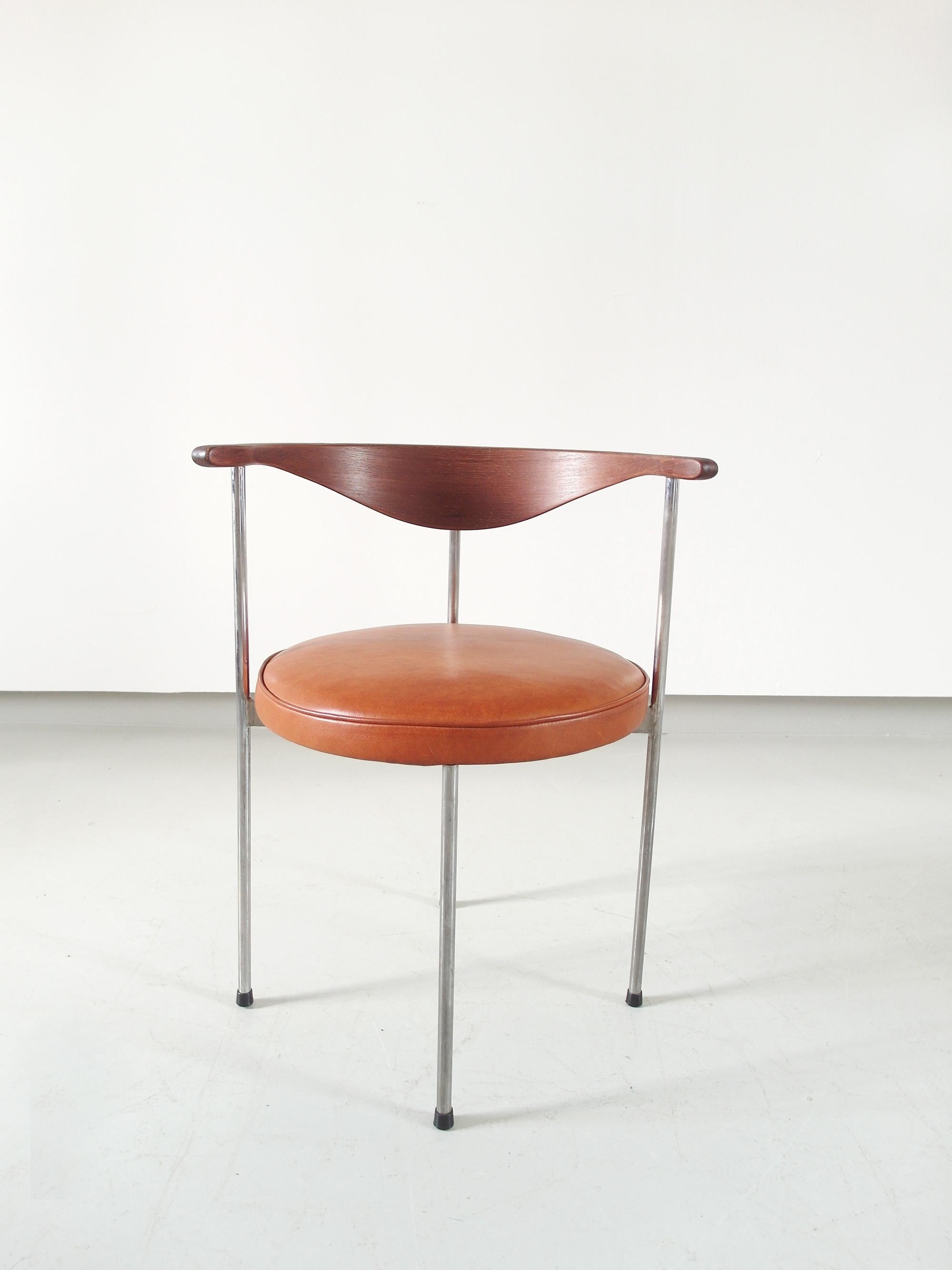 Desk or side chair designed by Frederik Sieck for Fritz Hansen in Denmark in the 1962. This Minimalist round shaped chair features an elegantly curved backrest. The round seat is upholstered in cognac aniline leather, being beautifully complimented
