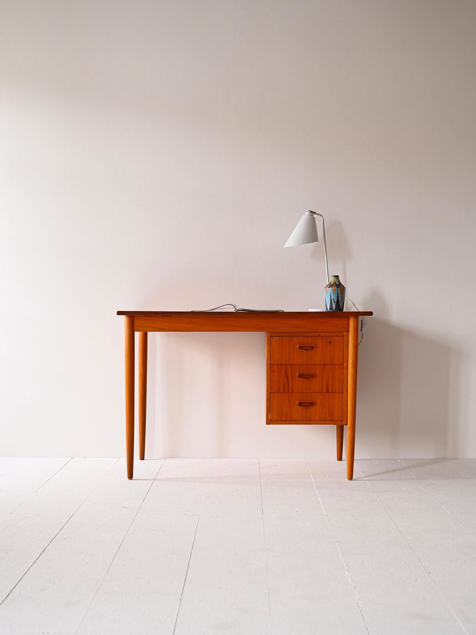 Scandinavian Modern Scandinavian desk with 3 drawers